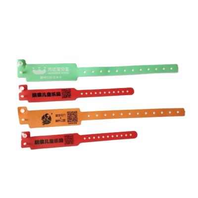 Chine Bracelet en PVC rouge pour les enfants en plastique doux sur mesure à vendre