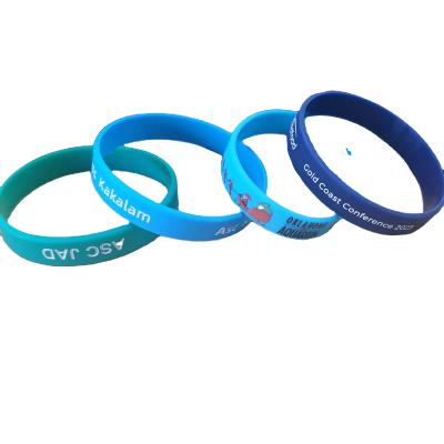 China Sport evenementen Silicium materiaal polsband Custom GlOW rubber armbanden voor festivals Te koop