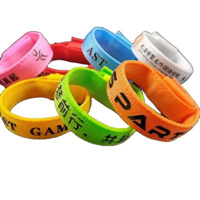 Cina Colore personalizzato Multi Colore Illuminato Led Bracelet Flash Regali con grafica personalizzata in vendita