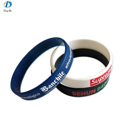 China Kunststoffschmuck Hauptmaterial Custom Logo Gummi Armband für Ihr Unternehmen zu verkaufen