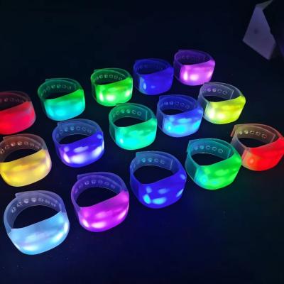 China Brazaletes de plástico para todas las necesidades de tu fiesta Brillan en la oscuridad y son duraderos en venta