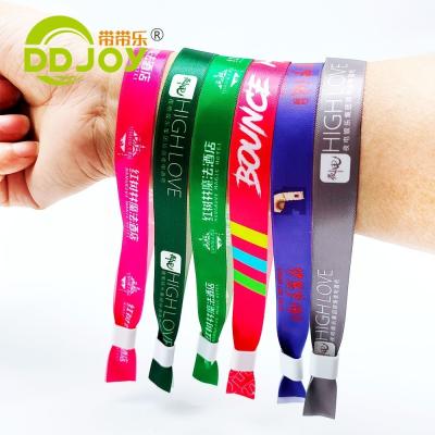 China Wasserdicht verstellbares Festival-Armband mit individuellem Logo-Druck und recyceltem Stoff zu verkaufen