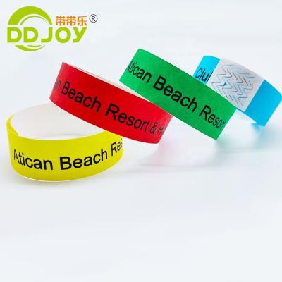 Chine Bracelet personnalisé pour les événements de vacances Papyrus jetable imperméable à l'eau Bracelet Tyvek DDJOY à vendre