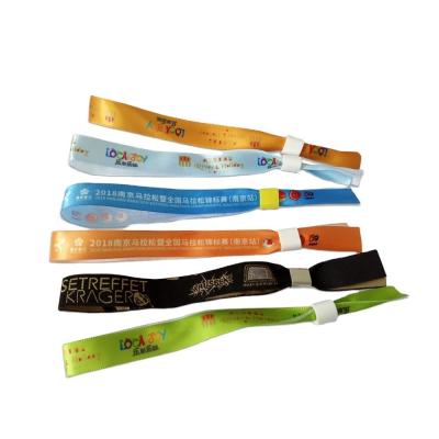 China Individuelle Designs Gewebter Satin Stoff Armband Armband für Sport Musik Festival zu verkaufen