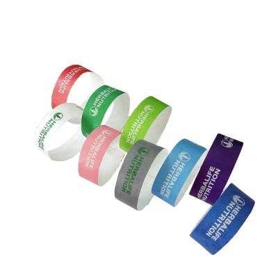 China DDJOY Personalizado Tyvek Material Fiesta Unisex 3/4 pulgadas pulseras Accesorios de Fiesta Unisex en venta