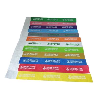 Cina 1 pollice Red Tyvek Paper Wristbands Disegno personalizzato per eventi 250*25mm/250*19mm in vendita