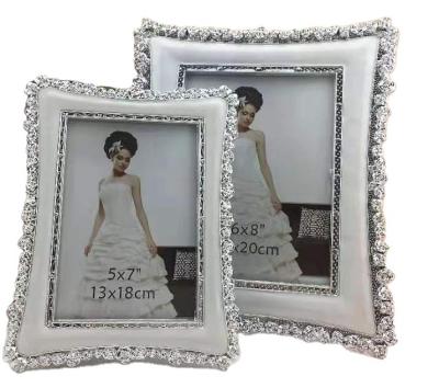 China New classic design wedding diamond gold women Marcos de fotos Resin gifts memory picture photo frame for sale