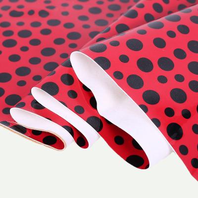 China Polka Dot PU Faux Leer Zachte Borstel Onderkant Polyurethane Stof Leer Te koop