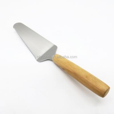 China Sustainable Serrated Stainless Steel Blade Pizza Turner Pizza Cutter With Wooden Handle for sale