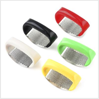 China Sustainable Garlic Cutter Mince Tool Cutter Stainless Steel Garlic Press Juicer With Colorful Handle for sale