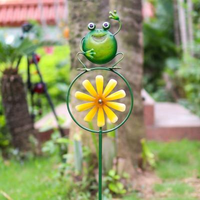 China Art Decor Liffy Patio Decor Customized Design Metal Frog Spinner Garden Stake for sale