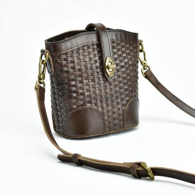 China 2023 Vintage Designer News Genuine Leather Lady Bag Vintage Genuine Leather Woven Leather Cross Body Bags Women's Cowhide Shoulder Bag for sale