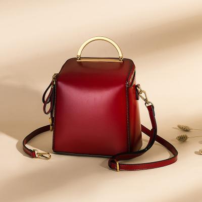 China Normcore/minimalist the new style of the 2019 autumn and winter leather bag is flexible and fashionable, with sloping shoulders and college style for sale