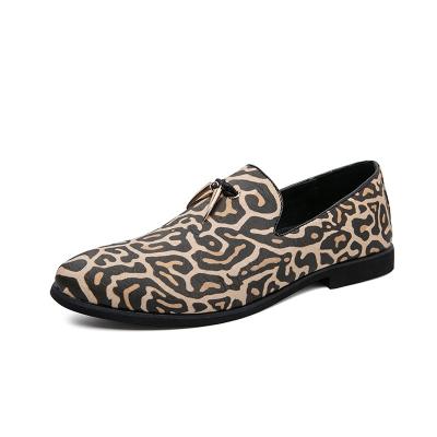 China Retro Loafer Flat Fashion Loafers Men's Casual Leather Shoes New Leopard Print Stylish Shoes For Men for sale