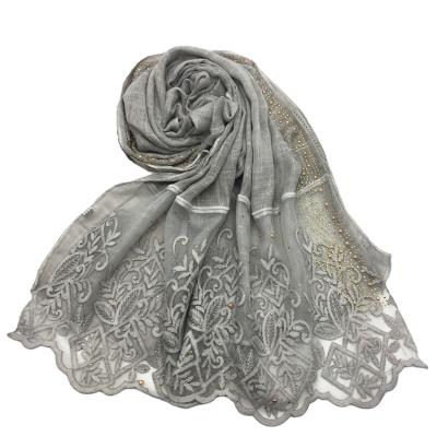 China Plain Dyed Malaysian Custom Design Hot Plain Lace Side Cotton Scarf Piercing Shawl Muslim Hijab Women 2021 for sale