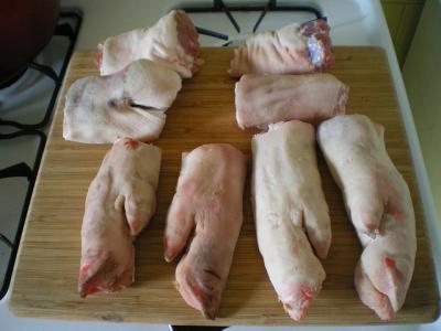 China Halal Frozen Pork Hind Feet,Pork Feets 350 gr,Processed Pork Front Feet for sale