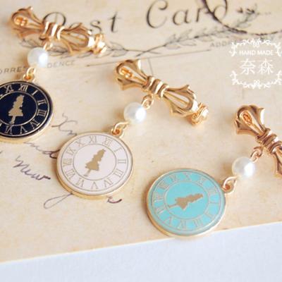 China Wholesale Other Retro Alice pearl clock brooch personality alloy breastpin 3 color for your choose xz73 for sale