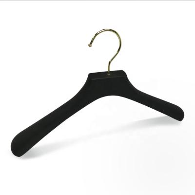 China Modern Luxury Black Rubberized Wooden Jacket Hanger With Gold Hook for sale