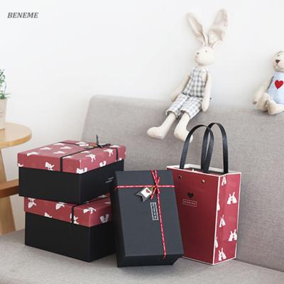 China Recyclable Super Luxurious Packaging Set Christmas Paper Bags With Your Own Logo for sale