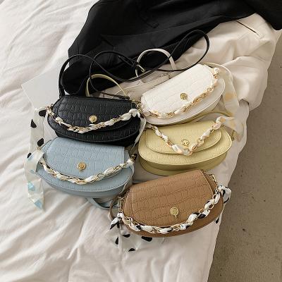 China Fashionable Classic Classic Elegant Chain Shoulder Bag Messenger Saddle Bag Ladies Small Cross - Body Purses for sale