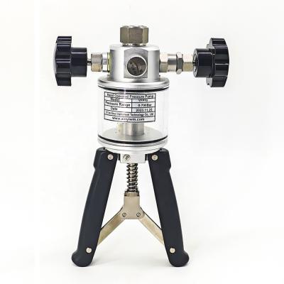 China Hand Pressure Calibration Pump 700Bar Stainless Steel Pressure Gauge Calibrator for sale