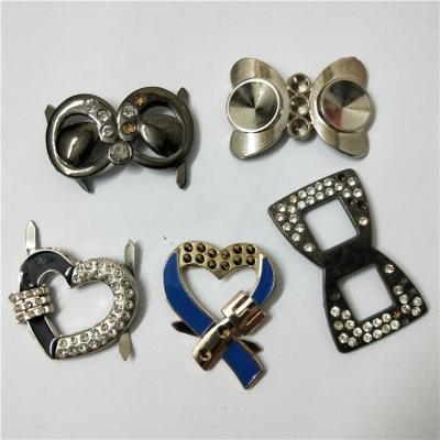 China Beautiful and durable factory direct sales buckle metal shoe buckle heart-shaped decorative clothing accessories for sale