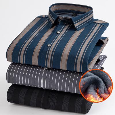 China Camisa cálida Hombres′ S Plus Veludo grueso Invierno Papá lleva camisa de negocios con manga larga con rayas Casual de mediana edad y ancianos en venta