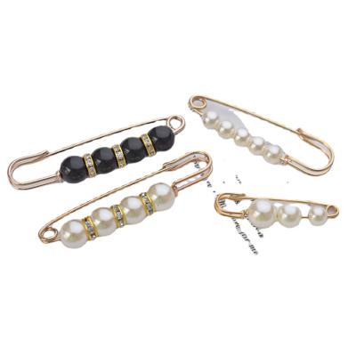 China Stain maker fashion new 2021 wholesale hot sale black pearl four piece brooch girl fashion pin metal accessories for sale