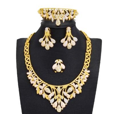 China Exotic Water Wave Chain Dubai Fashion Jewelry Set Ladies Customized Gold Plated Jewelry Set for sale