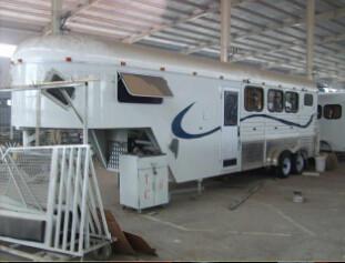 China Heavy duty gooseneck horse trailer,custom gooseneck trailer,caravan for sale