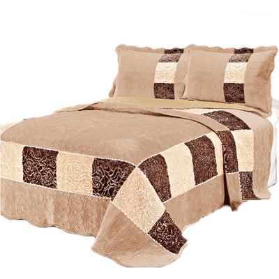 China Good Quality Anti-Static Bedspread Patchwork Bedspread With Lace Luxury Design Velvet Fabric Super Soft Comforter for sale