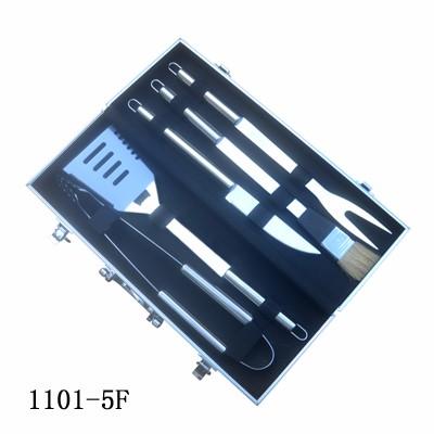 China Easily Cleaned 5pcs Stainless Steel BBQ Grill Tool Kit with Aluminum Case for sale