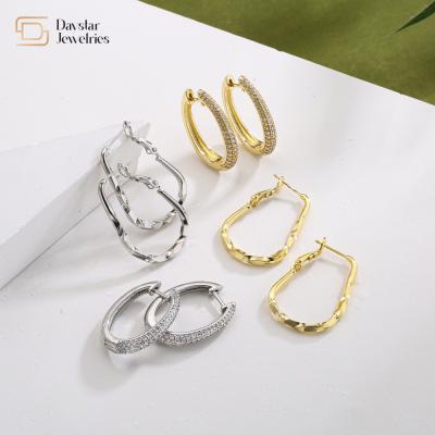 China Geometric Rhinestone 18k Gold Plated Earrings , Diamond Huggie Hoop Earrings Te koop