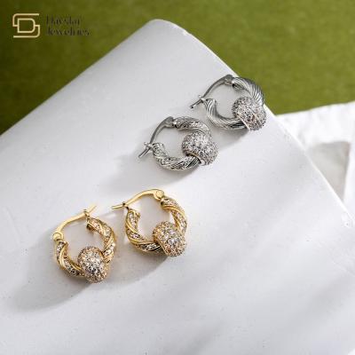 China Goud Geplateerde de Oorringendraai Diamond Ball Charm Pendant Earrings van de Bergkristalhoepel Te koop