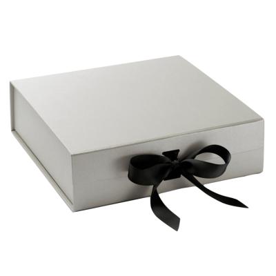 China Recyclable Custom Gift Packaging Foldable Magnetic Gift Box With Ribbon Closure for sale