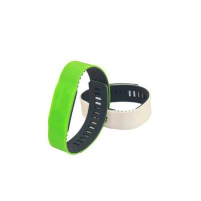 China Custom Swimming Pools HF 13.56Mhz Rfid Silicone Programmable Wristband Logo For Aqua Parks for sale