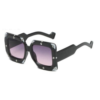 China 2021 Promotional Fashionable Women's Frame Fashion Sunglasses Plastic Design Sun Glasses for sale