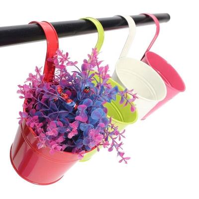 China Eco-friendly Metal Iron Flower Plant Pots Balcony Garden Planter Hanging Baskets Fence Bucket Pots with Detachable Hook for sale