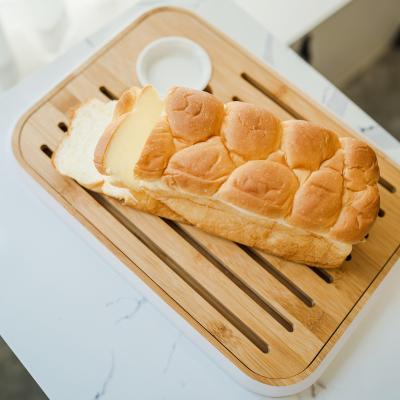 China Sustainable Baking Available Manual Cutting Bread And Cheese Board Bamboo Bread Cutting Board Two Sizes for sale