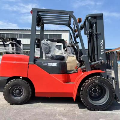 China Vorkbreedte 550 mm/685 mm 3 ton Liftcapaciteit Vorkheftruck 4 wielen voor Japanse motor Te koop