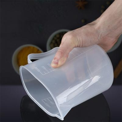 China 500ml 1000ml 2000ml 3000ml viable plastic graduated measuring beaker with handle for sale