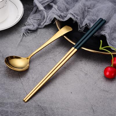 China Stocked Popular Gold 18/8 Stainless Steel Stock Spoon And Green Chopstick Cutlery Set For Household for sale