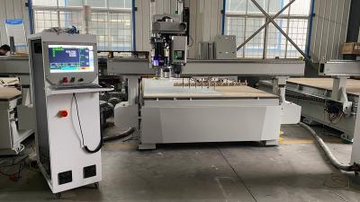 China Máquina CNC de madera versátil Máquina de routers de madera para diversos materiales 1000 kg en venta