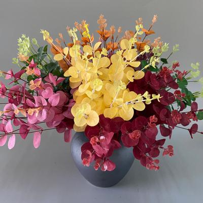 China High quality high quality silk flower arrangement Faux wedding tier simulation eucalyptus leaves in artificial flowers for sale