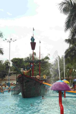 China Customized Aqua Park Equipment Fiberglass Pirate Ship , Outdoor Playground Sets for sale