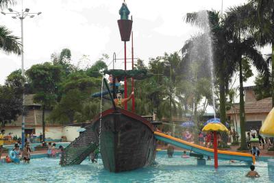 China Corsair Aqua Play Water Park Equipment / Large Holiday Resort Fiberglass Pirate Ship for sale