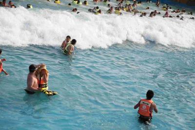 China Aqua-Park-Wellenbad-Ausrüstung, Waterpark-Wellen-Maschine für Familien-Spaß zu verkaufen