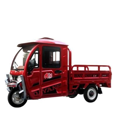 中国 1500w 電動貨物三輪車 閉ざされた車体 高排量 赤色製 販売のため