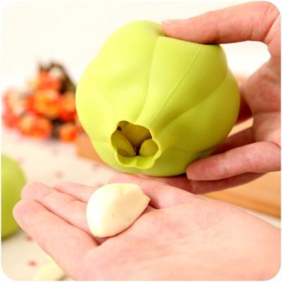 China Sustainable Kitchen Tool Odor Free Garlic Cloves Peeler Skin Remover Silicone Garlic Peeler Without Smell for sale