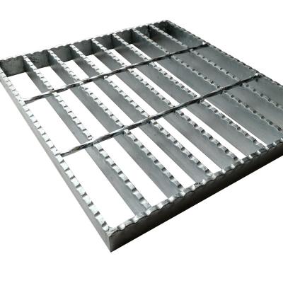 China Durable Hot Dipped Galvanized 32x5mm Serrated Steel Bar Grating / Steel Walkway Grating Platform for sale